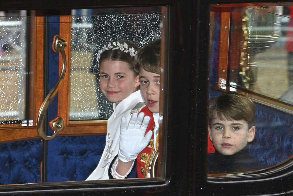 Prințul Louis a atras toate privirile la încoronarea bunicului său. Mezinul s-a măscărit în cele mai importante momente FOTO - Imaginea 19