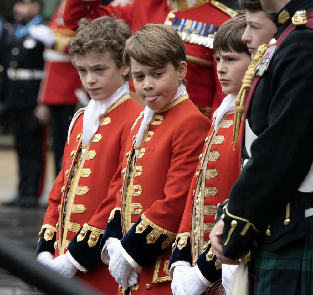 Prințul Louis a atras toate privirile la încoronarea bunicului său. Mezinul s-a măscărit în cele mai importante momente FOTO - Imaginea 21