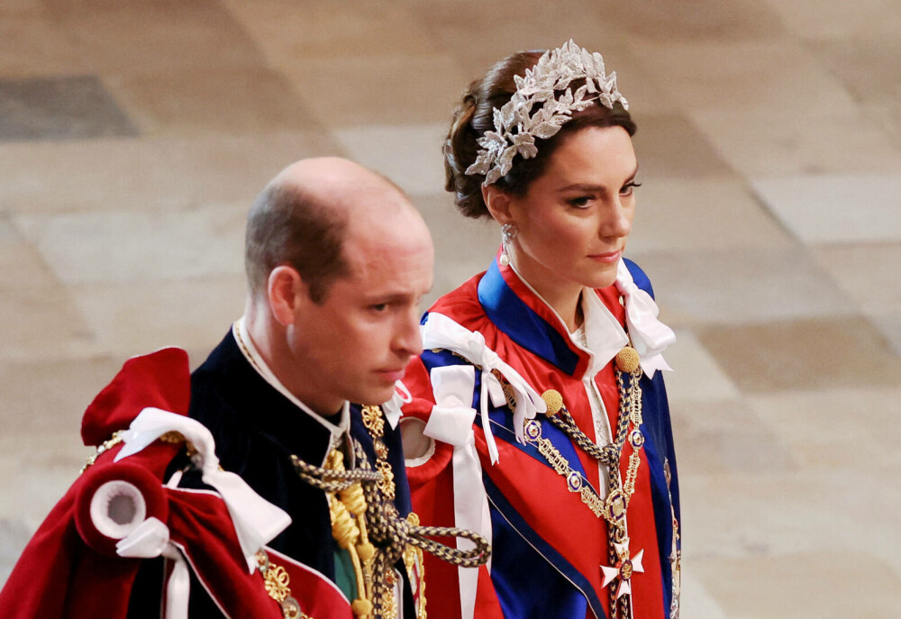 Detaliile ținutei de încoronare a prințesei Kate pe care nimeni nu le-a observat. A preluat stilul reginei Elisabeta a II-a - Imaginea 7