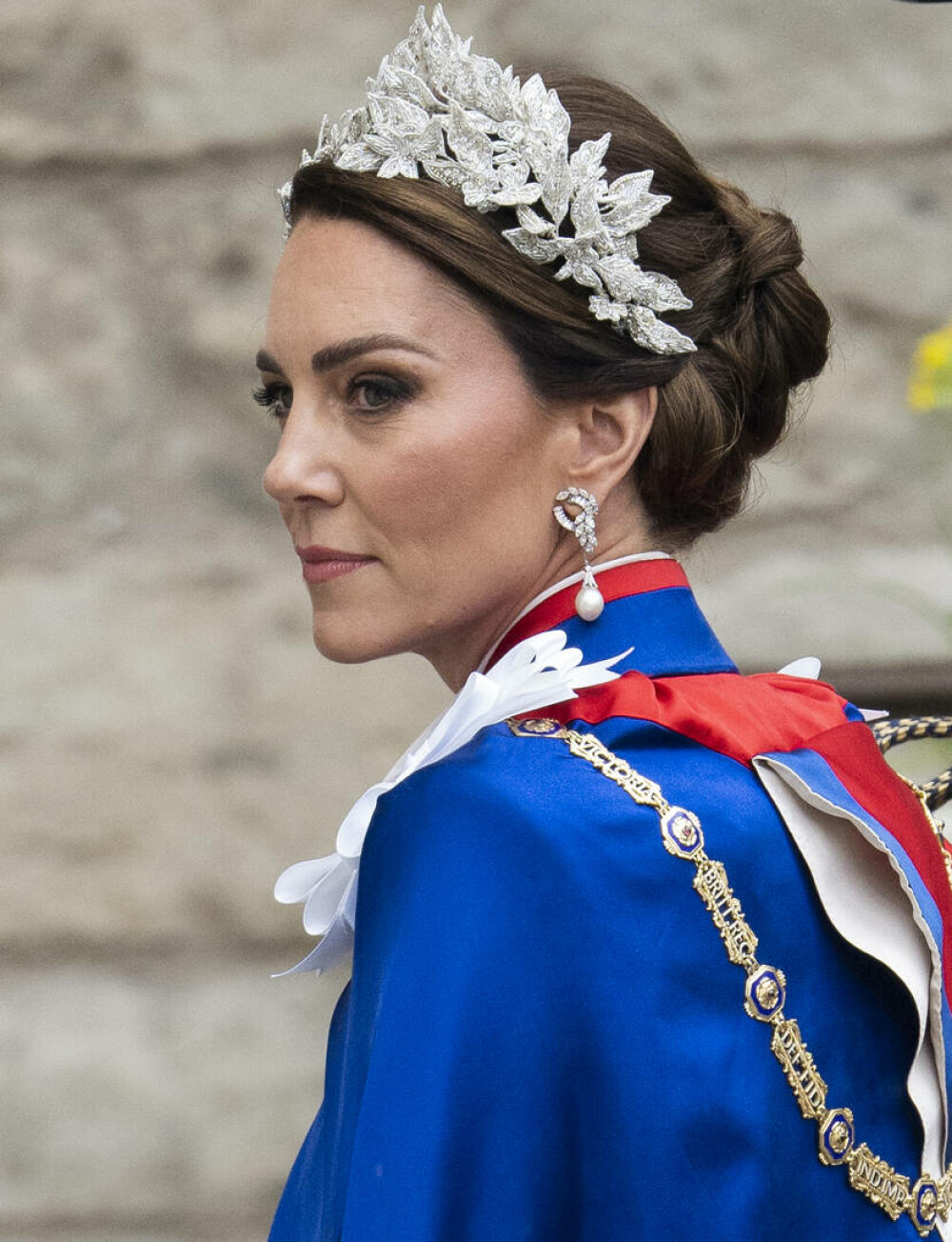 Detaliile ținutei de încoronare a prințesei Kate pe care nimeni nu le-a observat. A preluat stilul reginei Elisabeta a II-a - Imaginea 15
