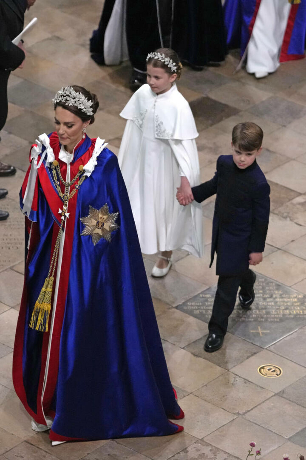 Detaliile ținutei de încoronare a prințesei Kate pe care nimeni nu le-a observat. A preluat stilul reginei Elisabeta a II-a - Imaginea 3