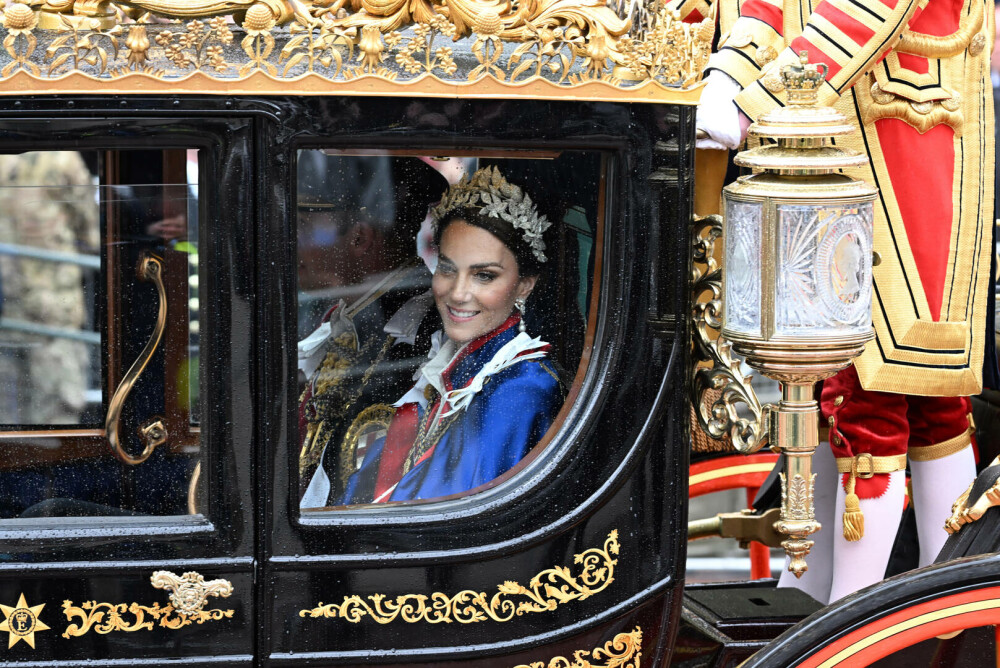 Detaliile ținutei de încoronare a prințesei Kate pe care nimeni nu le-a observat. A preluat stilul reginei Elisabeta a II-a - Imaginea 4