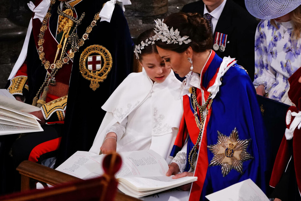 Detaliile ținutei de încoronare a prințesei Kate pe care nimeni nu le-a observat. A preluat stilul reginei Elisabeta a II-a - Imaginea 5