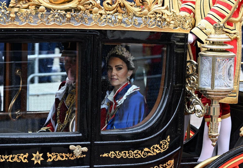 Detaliile ținutei de încoronare a prințesei Kate pe care nimeni nu le-a observat. A preluat stilul reginei Elisabeta a II-a - Imaginea 6