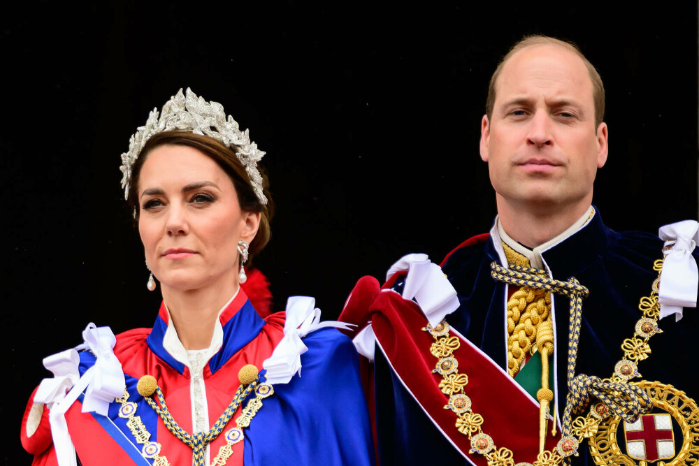 Detaliile ținutei de încoronare a prințesei Kate pe care nimeni nu le-a observat. A preluat stilul reginei Elisabeta a II-a - Imaginea 9