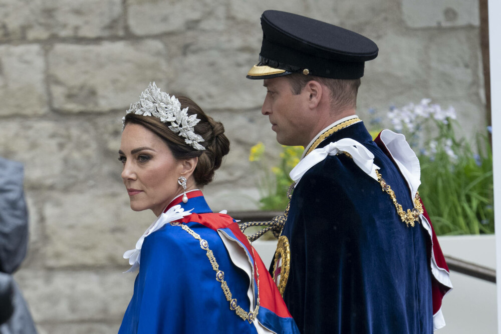 Detaliile ținutei de încoronare a prințesei Kate pe care nimeni nu le-a observat. A preluat stilul reginei Elisabeta a II-a - Imaginea 11