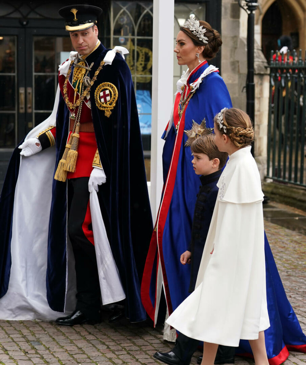 Detaliile ținutei de încoronare a prințesei Kate pe care nimeni nu le-a observat. A preluat stilul reginei Elisabeta a II-a - Imaginea 12