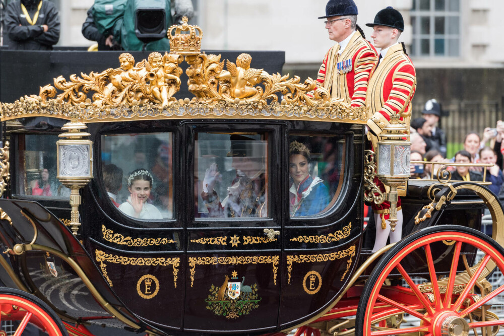 Detaliile ținutei de încoronare a prințesei Kate pe care nimeni nu le-a observat. A preluat stilul reginei Elisabeta a II-a - Imaginea 13