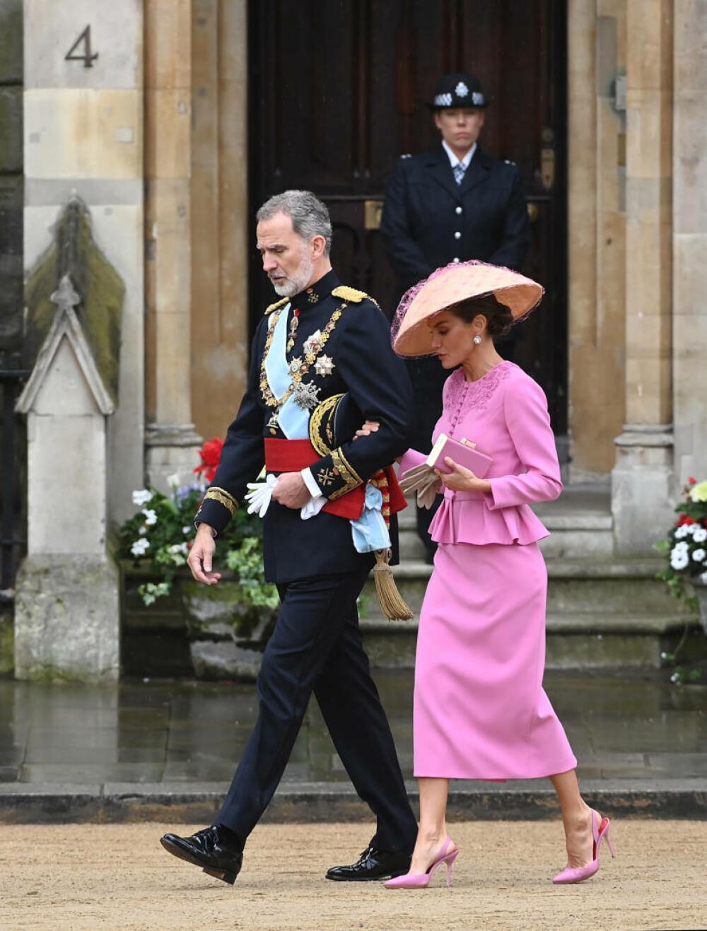 Moda la încoronarea Regelui Charles al III-lea. Ținute memorabile purtate de reginele şi prinţesele din străinătate | FOTO - Imaginea 15