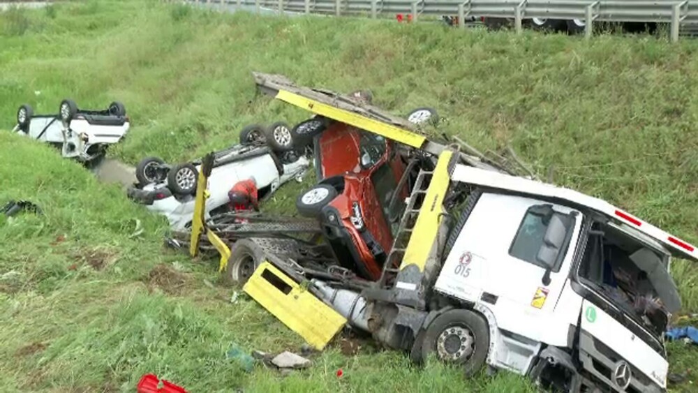 Accident grav pe A1. Un TIR încărcat cu opt autoturisme noi s-a răsturnat, iar șoferul a murit | FOTO - Imaginea 1