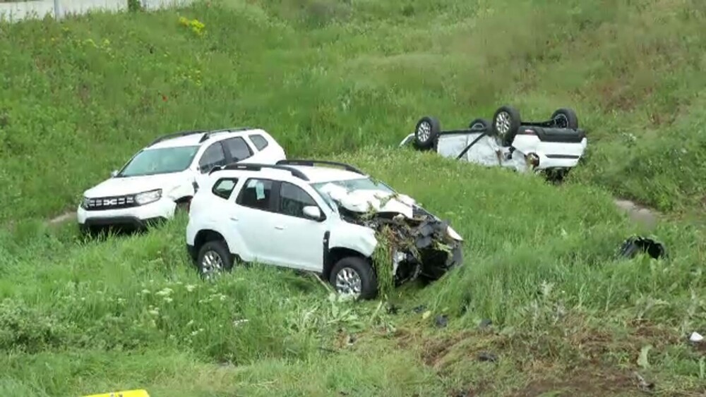 Accident grav pe A1. Un TIR încărcat cu opt autoturisme noi s-a răsturnat, iar șoferul a murit | FOTO - Imaginea 3