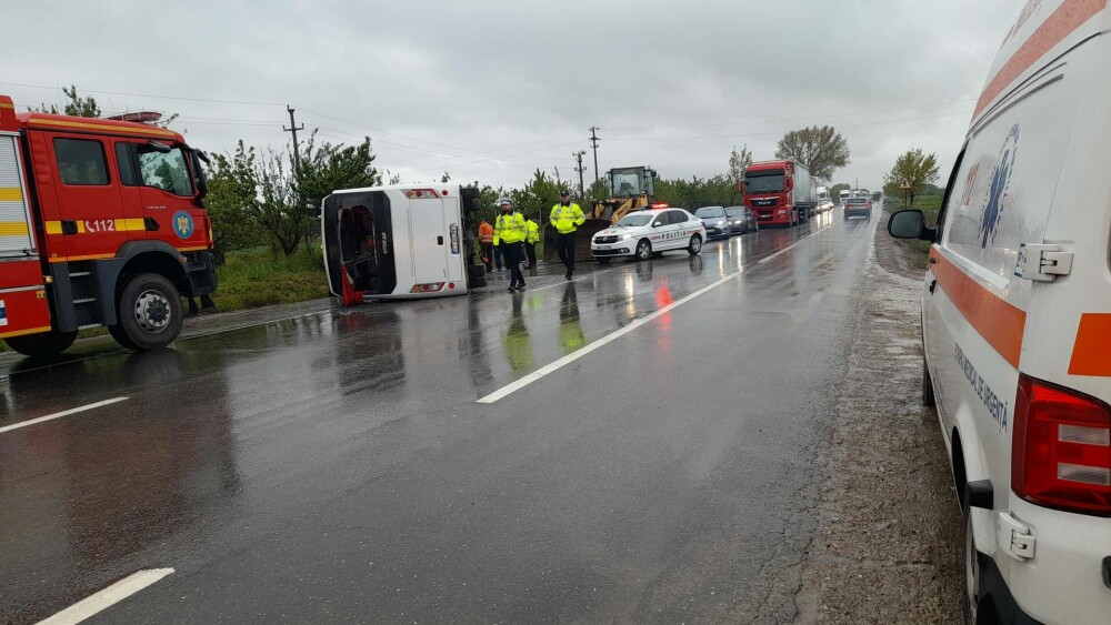 Un autocar cu 32 de persoane s-a răsturnat pe „drumul morții” E85. Peste 20 de oameni au fost răniți | VIDEO, GALERIE FOTO - Imaginea 1