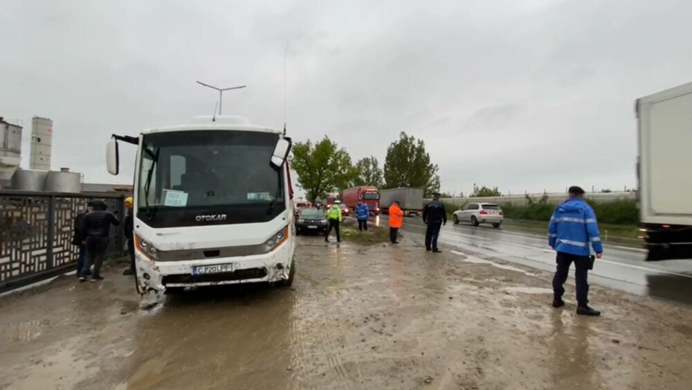 Un autocar cu 32 de persoane s-a răsturnat pe „drumul morții” E85. Peste 20 de oameni au fost răniți | VIDEO, GALERIE FOTO - Imaginea 6