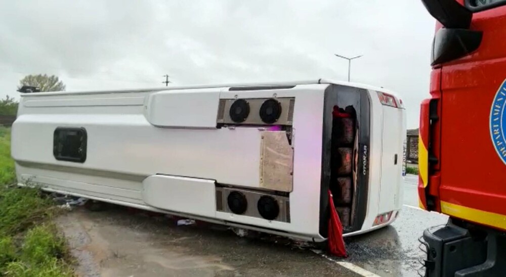 Un autocar cu 32 de persoane s-a răsturnat pe „drumul morții” E85. Peste 20 de oameni au fost răniți | VIDEO, GALERIE FOTO - Imaginea 9