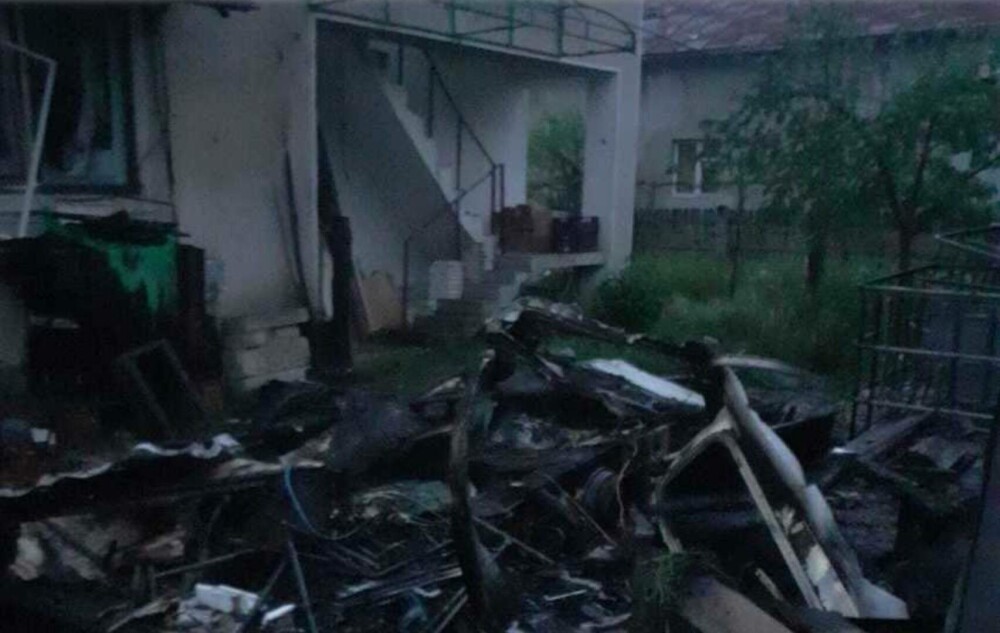 Incendiu violent în Vâlcea, la o rulotă aflată în apropierea unei case. Patru bărbaţi au suferit arsuri - Imaginea 1