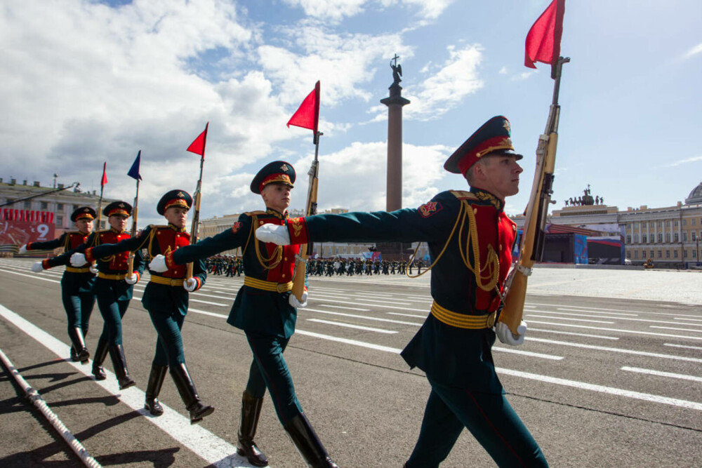 Paradă militară în Rusia, de Ziua Victoriei, sub amenințarea atacurilor cu drone. Cine a stat alături de Putin. FOTO și VIDEO - Imaginea 1