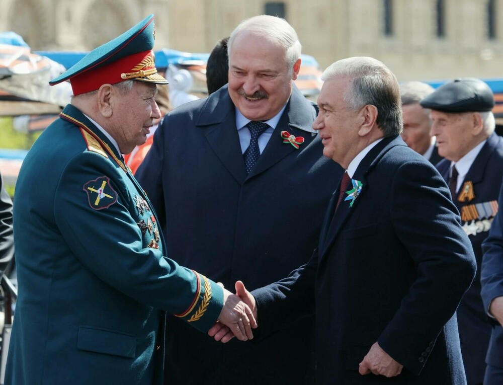 Președintelui Lukașneko i s-a făcut rău în timpul paradei de la Moscova. Nu a mai rămas la dineul oferit de Putin - Imaginea 2