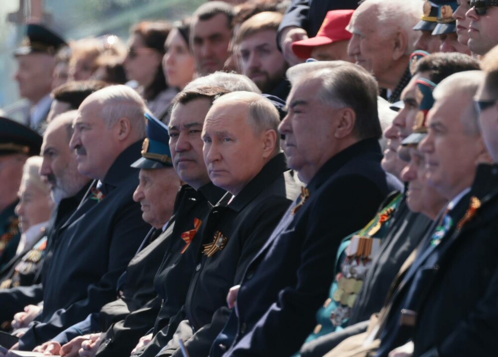 Președintelui Lukașneko i s-a făcut rău în timpul paradei de la Moscova. Nu a mai rămas la dineul oferit de Putin - Imaginea 7
