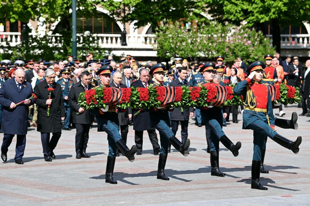 Președintelui Lukașneko i s-a făcut rău în timpul paradei de la Moscova. Nu a mai rămas la dineul oferit de Putin - Imaginea 9