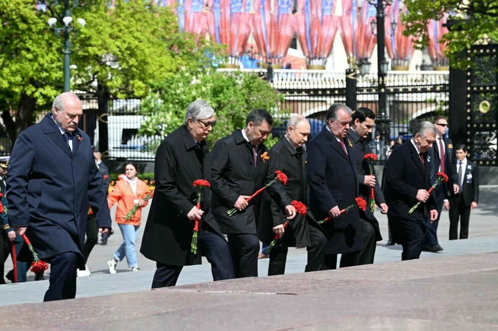 Președintelui Lukașneko i s-a făcut rău în timpul paradei de la Moscova. Nu a mai rămas la dineul oferit de Putin - Imaginea 10