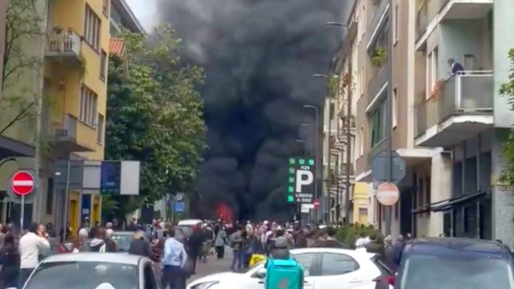 Explozie puternică în Milano. Mai multe mașini au luat foc în centrul orașului | FOTO și VIDEO - Imaginea 1