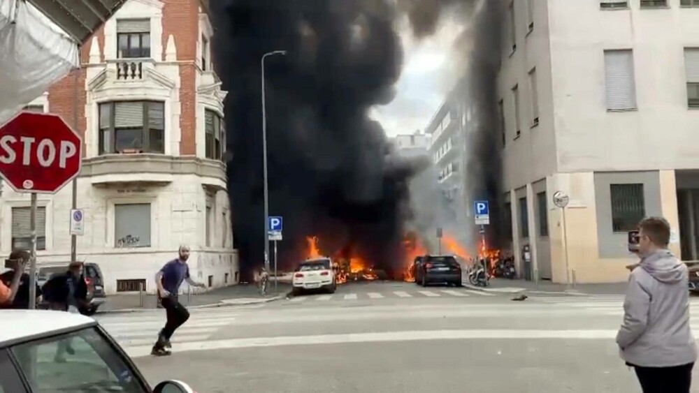 Explozie puternică în Milano. Mai multe mașini au luat foc în centrul orașului | FOTO și VIDEO - Imaginea 2