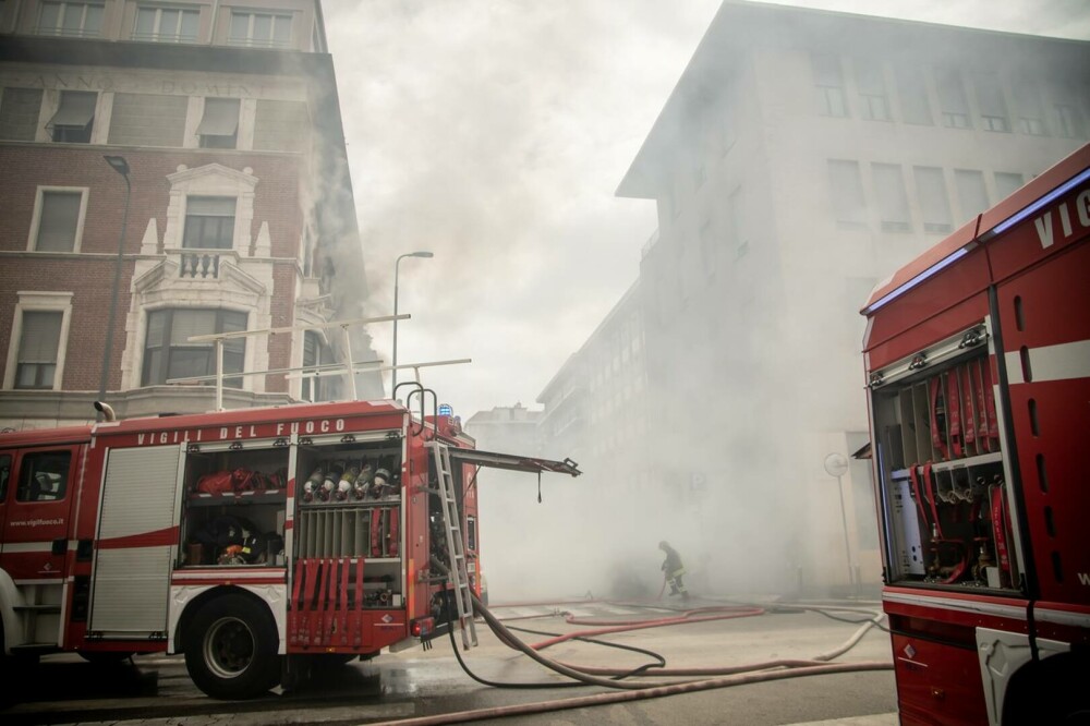 Explozie puternică în Milano. Mai multe mașini au luat foc în centrul orașului | FOTO și VIDEO - Imaginea 3