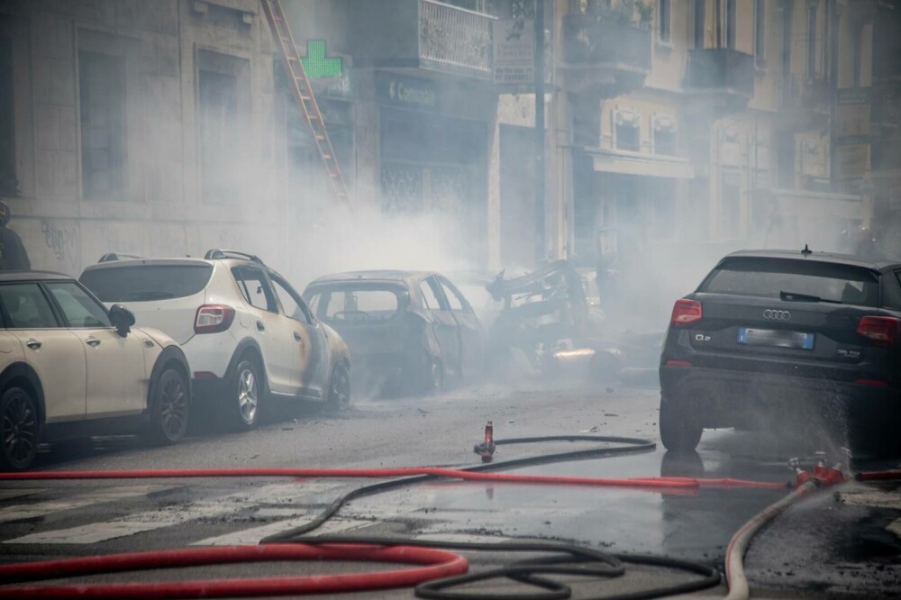 Explozie puternică în Milano. Mai multe mașini au luat foc în centrul orașului | FOTO și VIDEO - Imaginea 4