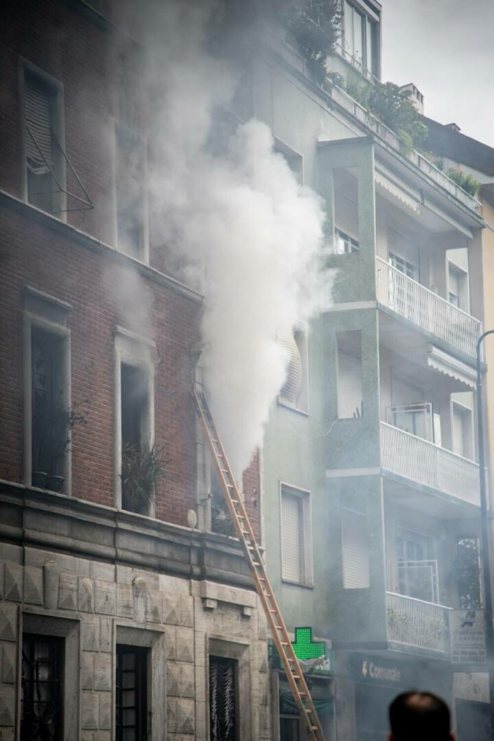 Explozie puternică în Milano. Mai multe mașini au luat foc în centrul orașului | FOTO și VIDEO - Imaginea 5
