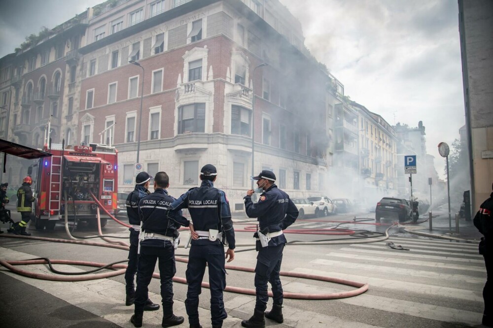Explozie puternică în Milano. Mai multe mașini au luat foc în centrul orașului | FOTO și VIDEO - Imaginea 6