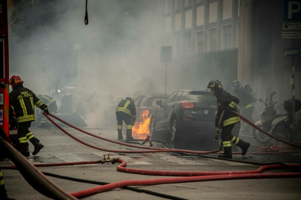 Explozie puternică în Milano. Mai multe mașini au luat foc în centrul orașului | FOTO și VIDEO - Imaginea 8