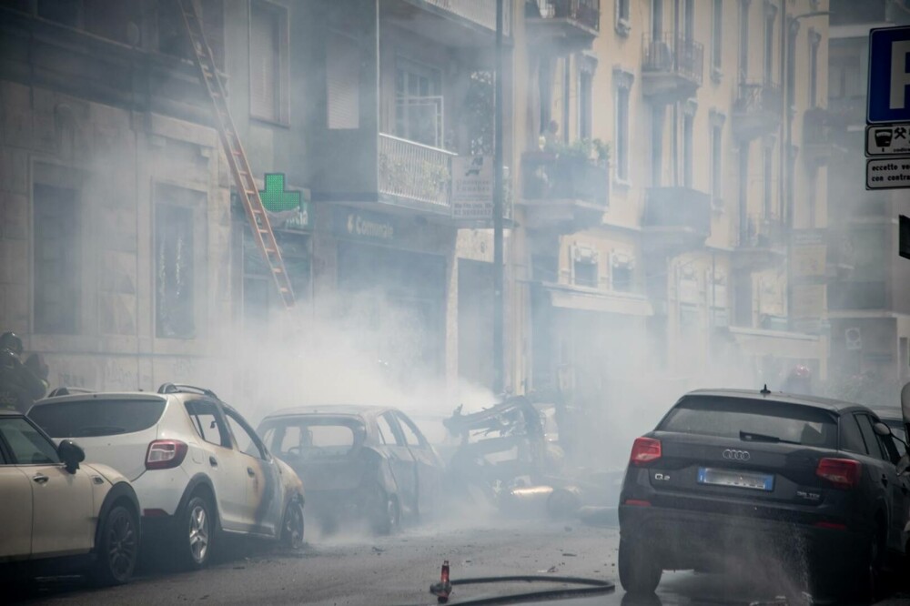Explozie puternică în Milano. Mai multe mașini au luat foc în centrul orașului | FOTO și VIDEO - Imaginea 10