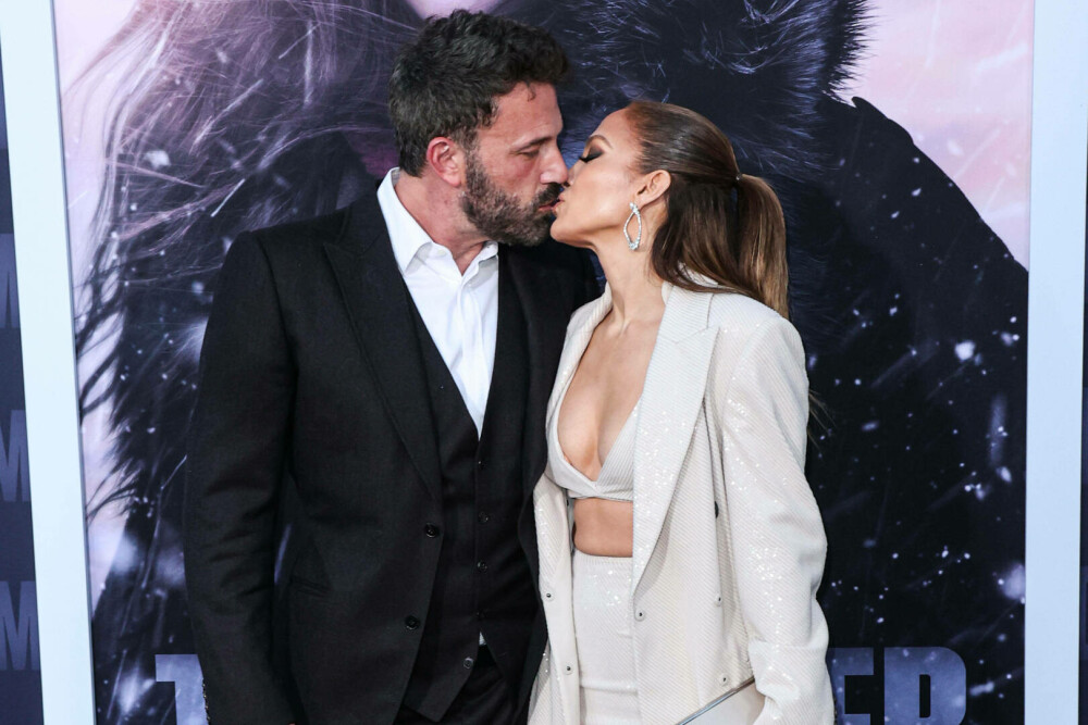 Jennifer Lopez și Ben Affleck au aniversat un an de căsnicie. Cum au fost surprinși la un restaurant celebru | GALERIE FOTO - Imaginea 29