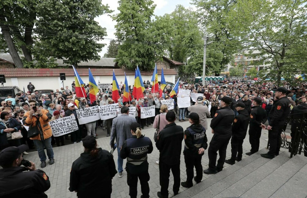 Protest masiv la Chișinău. Adepții Partidului „ȘOR” s-au strâns în faţa instanţei: „Vrem cu Rusia! Vrem să trăim cu ruşii” - Imaginea 1