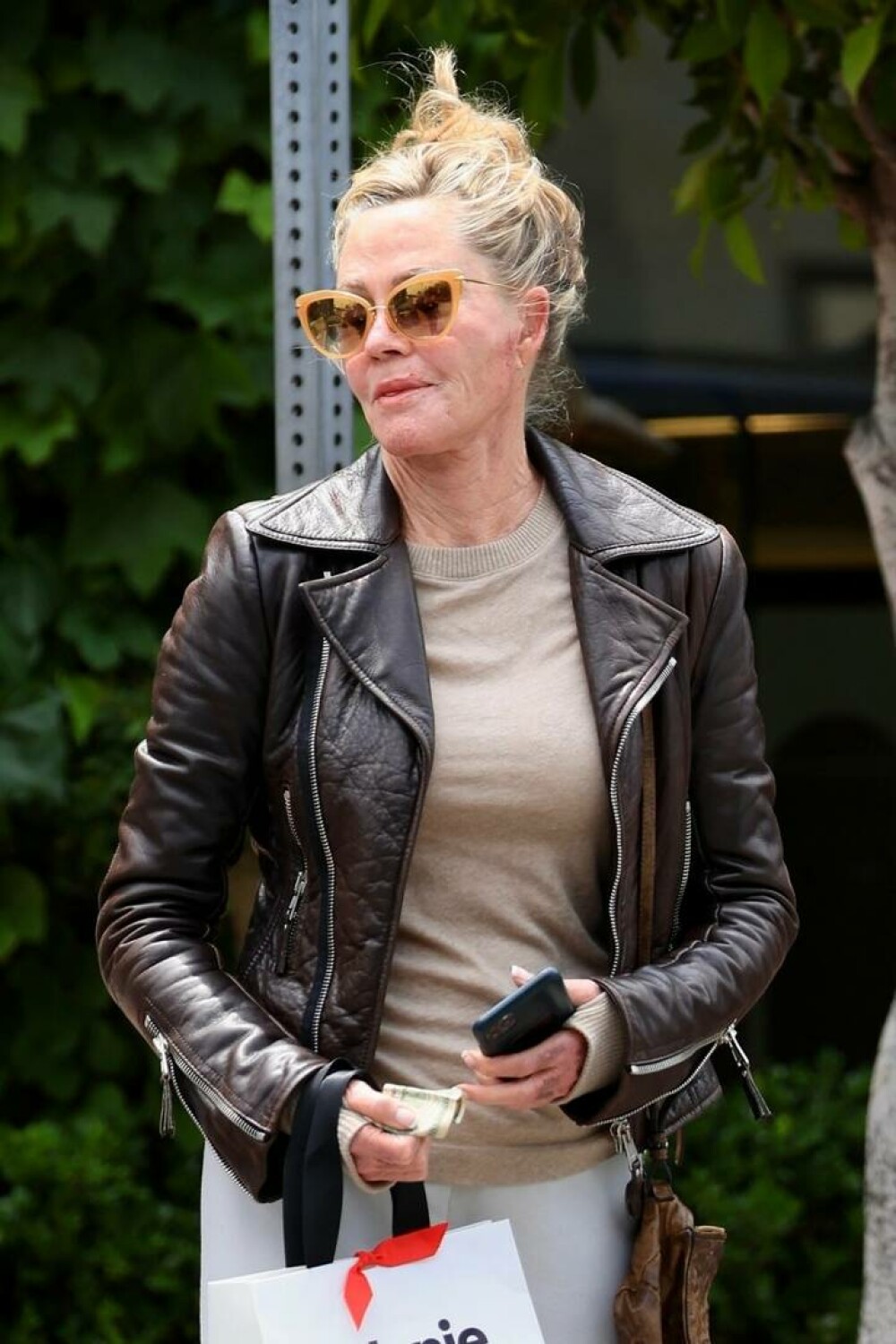 Actrița Melanie Griffith, apariție îngrijorătoare. A fost văzută cu răni pe față și vânătăi pe mâini | GALERIE FOTO - Imaginea 5