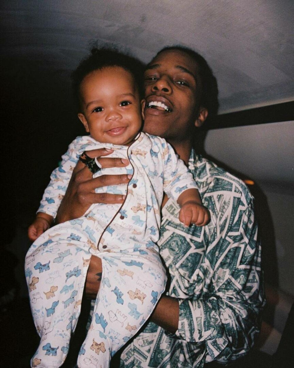 Rihanna și A$AP Rocky, imagini emoționante cu fiul lor, la aniversarea de un an | GALERIE FOTO - Imaginea 6
