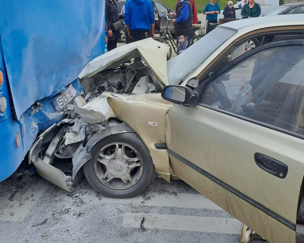 Accident între o mașină și un autobuz, în Sibiu. Un tânăr de 24 de ani a murit | GALERIE FOTO - Imaginea 1