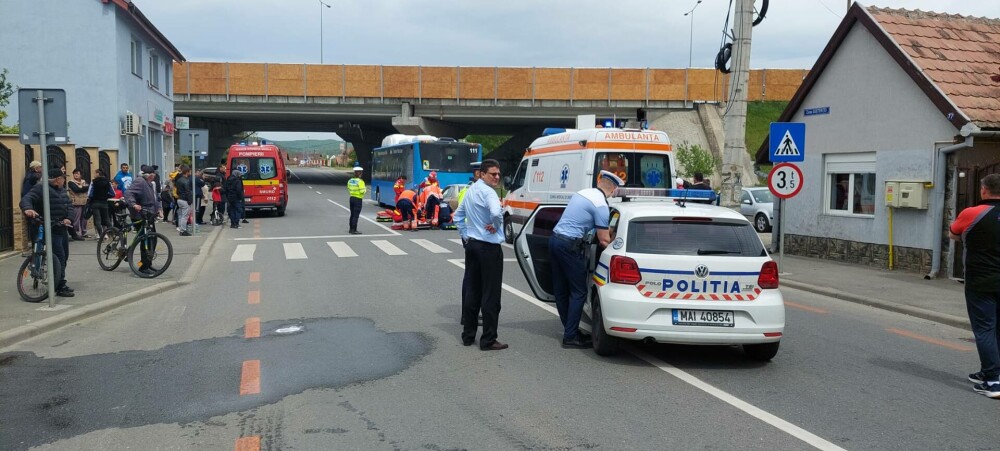 Accident între o mașină și un autobuz, în Sibiu. Un tânăr de 24 de ani a murit | GALERIE FOTO - Imaginea 2