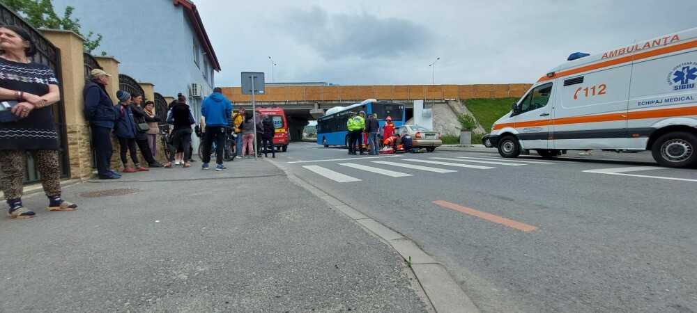 Accident între o mașină și un autobuz, în Sibiu. Un tânăr de 24 de ani a murit | GALERIE FOTO - Imaginea 3