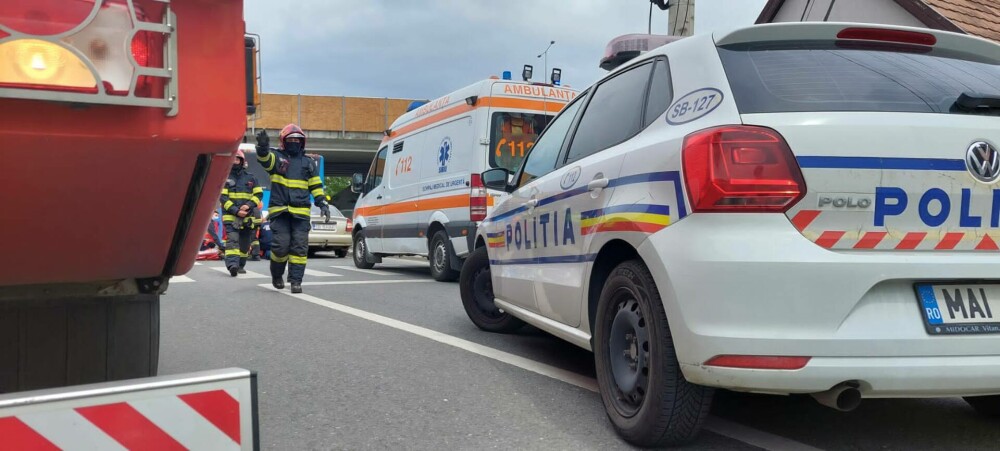 Accident între o mașină și un autobuz, în Sibiu. Un tânăr de 24 de ani a murit | GALERIE FOTO - Imaginea 4