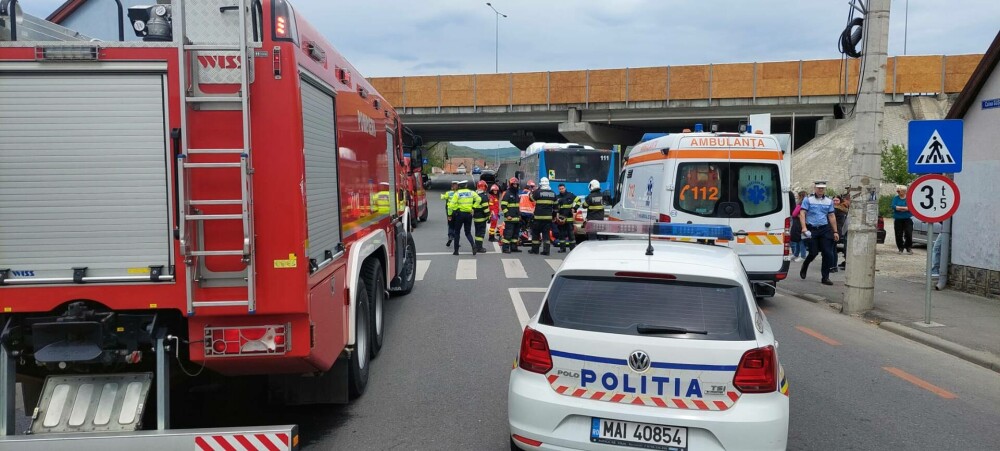 Accident între o mașină și un autobuz, în Sibiu. Un tânăr de 24 de ani a murit | GALERIE FOTO - Imaginea 5