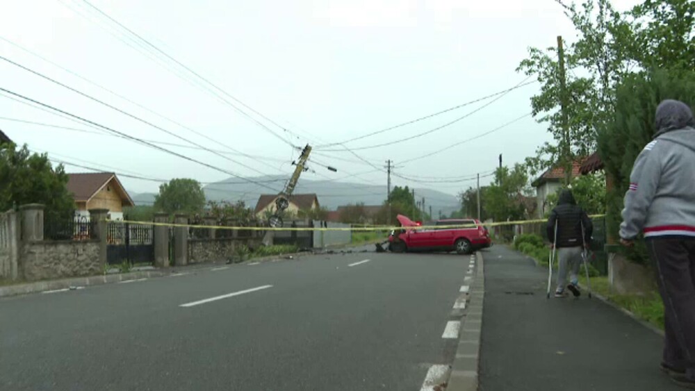Un șofer a lăsat un sat din Gorj fără curent electric, după ce a intrat într-un stâlp încercând să evite o pisică - Imaginea 4