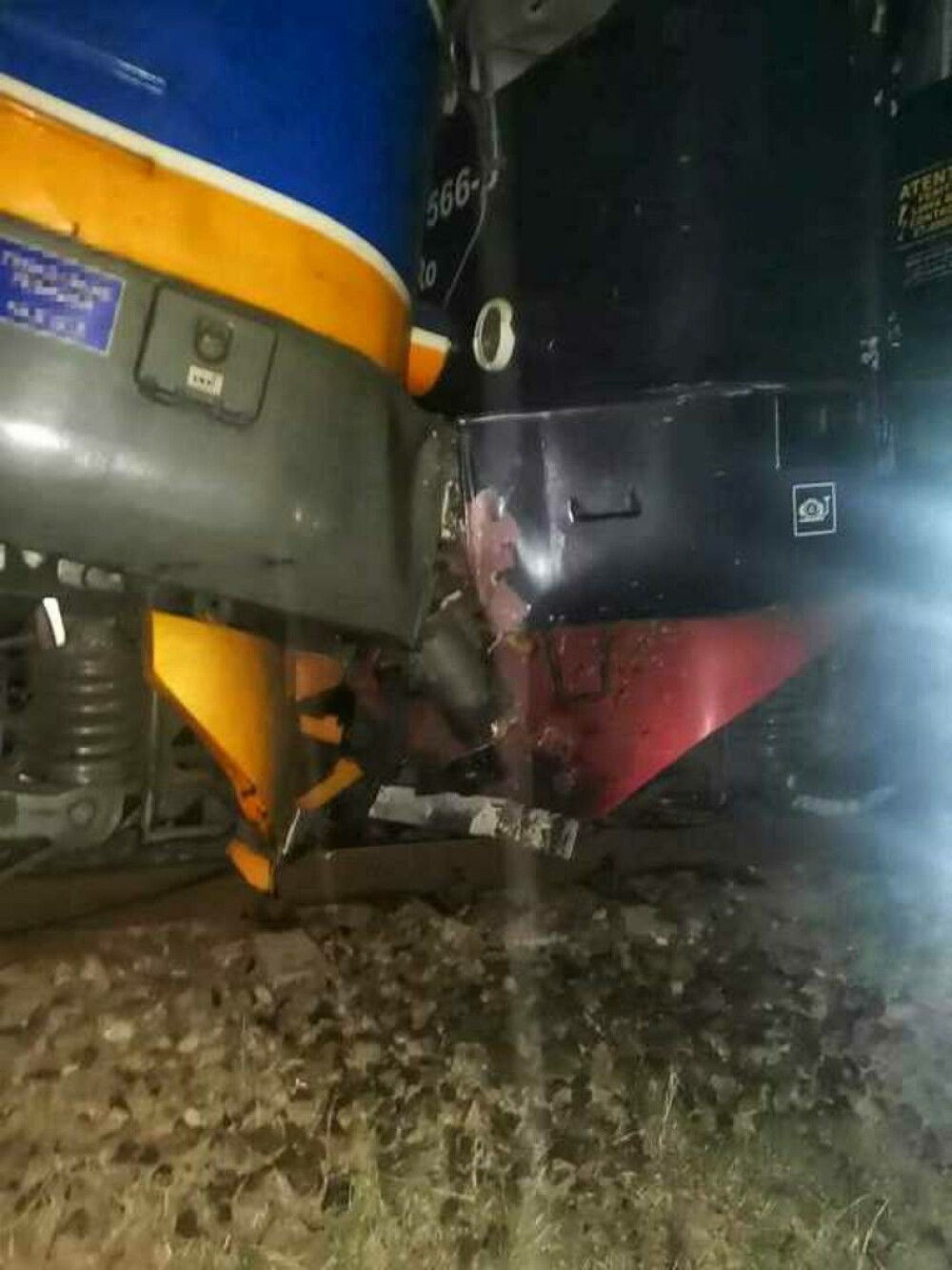 Două locomotive s-au ciocnit frontal în Giurgiu. Mecanicii au fost răniți. Unul dintre ei ar fi fost băut - Imaginea 2