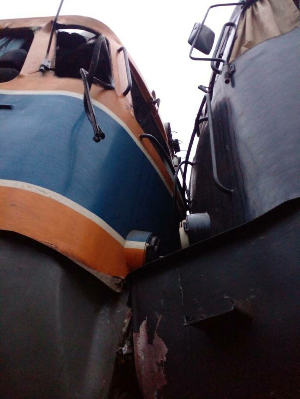 Două locomotive s-au ciocnit frontal în Giurgiu. Mecanicii au fost răniți. Unul dintre ei ar fi fost băut - Imaginea 3