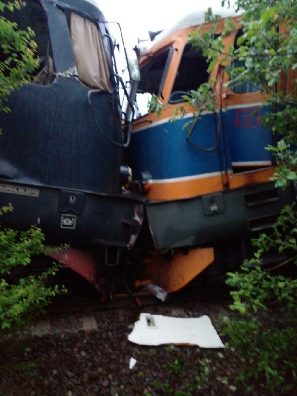 Două locomotive s-au ciocnit frontal în Giurgiu. Mecanicii au fost răniți. Unul dintre ei ar fi fost băut - Imaginea 4