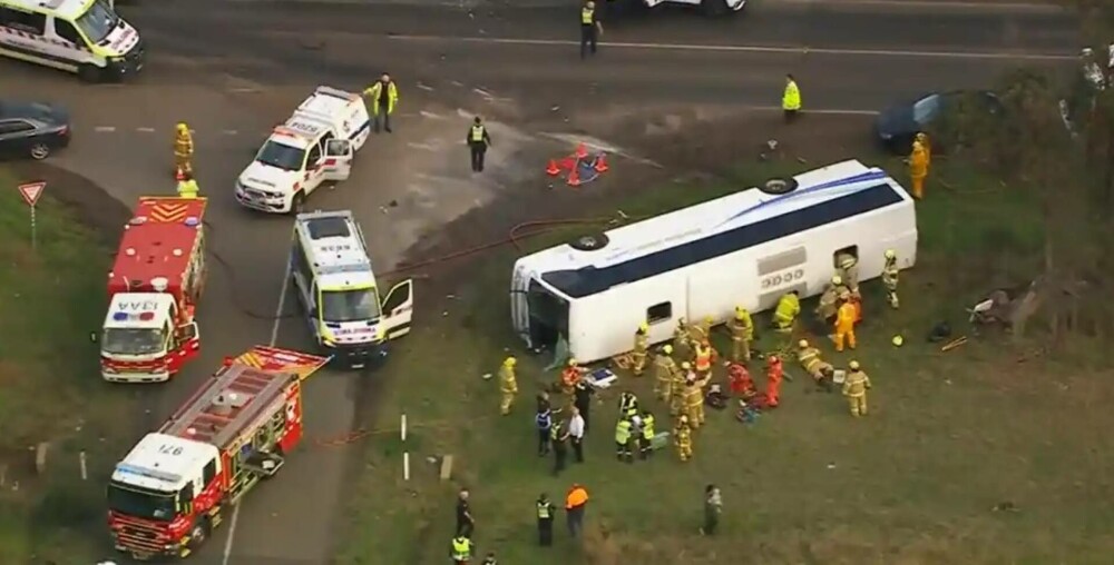 Un autobuz şcolar cu 45 de copii la bord s-a răsturnat după ce a fost lovit de un camion. 18 copii au ajuns la spital | FOTO - Imaginea 1