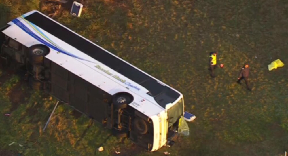 Un autobuz şcolar cu 45 de copii la bord s-a răsturnat după ce a fost lovit de un camion. 18 copii au ajuns la spital | FOTO - Imaginea 4