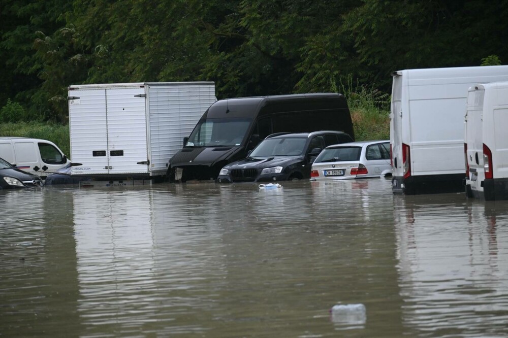 Cod roşu în Italia. Precipitaţii nemaivăzute până acum au provocat inundații în câteva minute. Opt oameni au murit - Imaginea 2