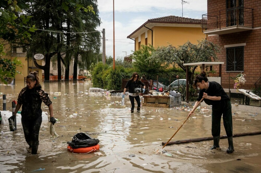 Cod roşu în Italia. Precipitaţii nemaivăzute până acum au provocat inundații în câteva minute. Opt oameni au murit - Imaginea 4
