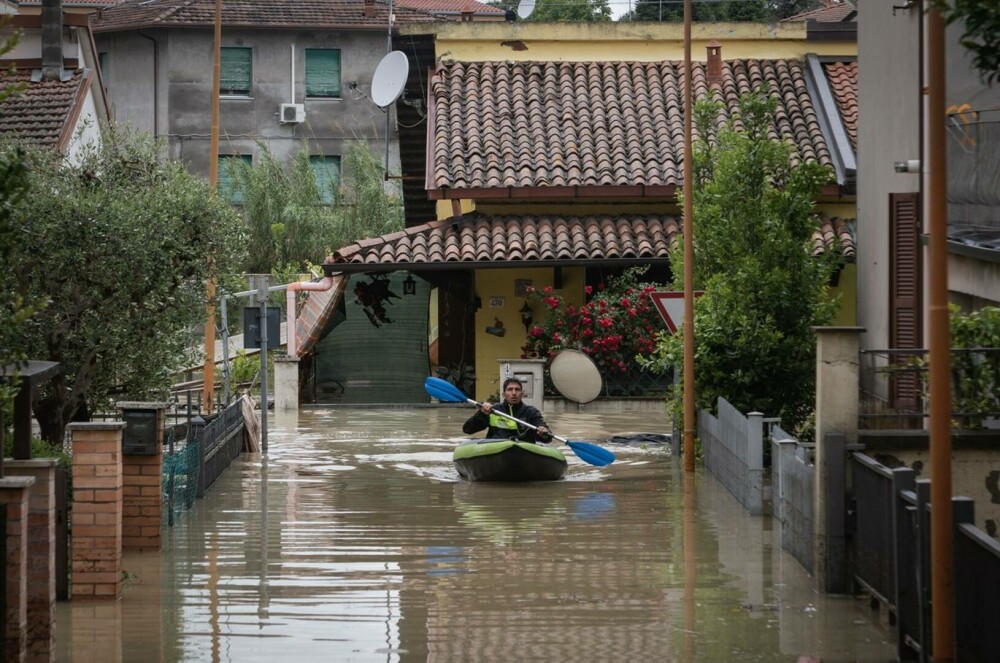 Cod roşu în Italia. Precipitaţii nemaivăzute până acum au provocat inundații în câteva minute. Opt oameni au murit - Imaginea 5